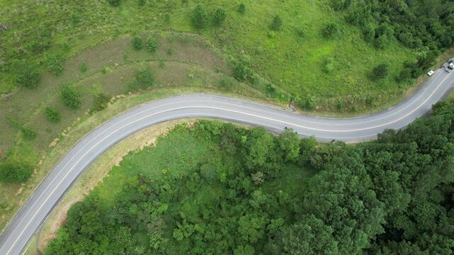 Ve&iacute;culos trafegando em uma estrada no interior de S&atilde;o Paulo, Brasil, vistos do alto com uso de drone.