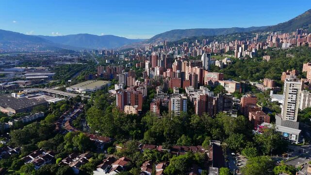 Video realizado con drone en un extraordinario d&iacute;a de verano y un azul del cielo inigualable, desde el barrio Jardines en Envigado. Se observa tambi&eacute;n ampliamente la ciudad de Medell&iacute;n.