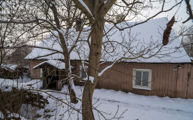 Stary zabytkowy malowniczy drewniany dom nad rzeką w mieście (Ostrowiec Świętokrzyski). Drewniany dom w jednej z najstarszych części miasta (tylko kilka z niegdyś licznych domów pozostało tutaj) . © Grzegorz