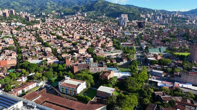 Video realizado con drone en un extraordinario d&iacute;a de verano y un azul del cielo inigualable, desde el barrio Jardines en Envigado. Se observa tambi&eacute;n ampliamente la ciudad de Medell&iacute;n.
