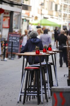 D&uuml;sseldorf, Stehtische in der Altstadt an der "l&auml;ngsten Theke der Welt"
