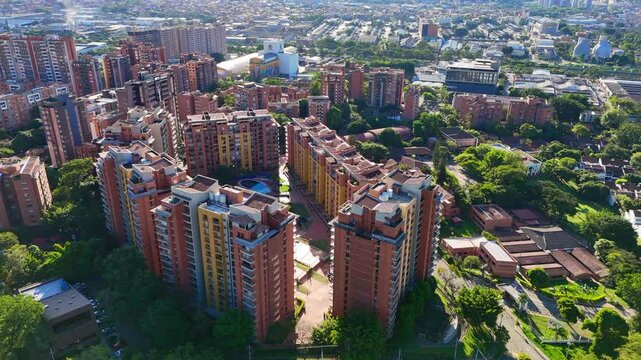 Video realizado con drone en un extraordinario d&iacute;a de verano y un azul del cielo inigualable, desde el barrio Jardines en Envigado. Se observa tambi&eacute;n ampliamente la ciudad de Medell&iacute;n.