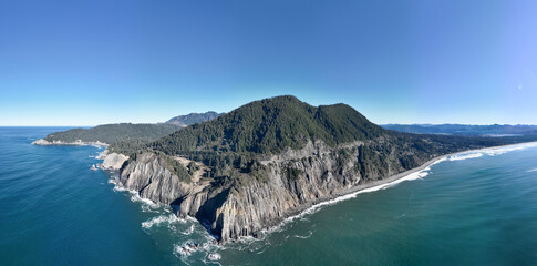 Fototapeta premium The Pacific Ocean washes against the rugged yet incredibly scenic coastline of northern Oregon. This beautiful area is accessible via highway 101 which runs along the entire west coast.