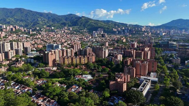 Video realizado con drone en un extraordinario d&iacute;a de verano y un azul del cielo inigualable, desde el barrio Jardines en Envigado. Se observa tambi&eacute;n ampliamente la ciudad de Medell&iacute;n.