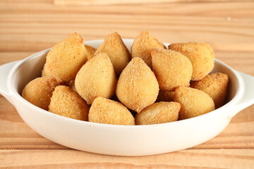 Comida brasileira, tipo petisco de festas fritos ou assados servidos no prato