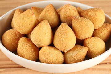 Comida brasileira, tipo petisco de festas fritos ou assados servidos no prato