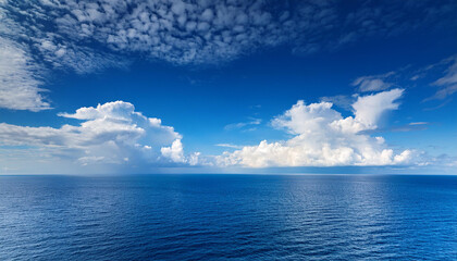 Obraz premium blue sky and beautiful fluffy clouds in a sunny day over the ocean