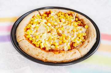 コーンとトマトソースのピザ