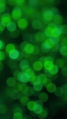Obraz premium Vibrant green bokeh background with shimmering light spots creating a serene and dynamic atmosphere