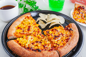 コーンのトマトソースピザとチップス