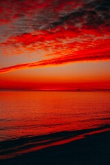 Obraz premium Breathtaking sunset over ocean with vibrant hues.