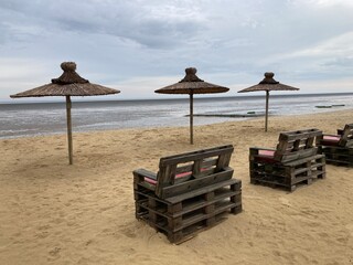 Schirme und Bänke am Strand der  Nordsee in n Cuxhaven 