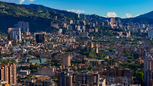 Imagen a&eacute;rea capturada  con drone en un extraordinario d&iacute;a de verano y un azul del cielo inigualable, desde el barrio Jardines en Envigado.