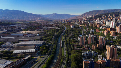 Imagen aérea capturada  con drone en un extraordinario día de verano y un azul del cielo inigualable, desde el barrio Jardines en Envigado.