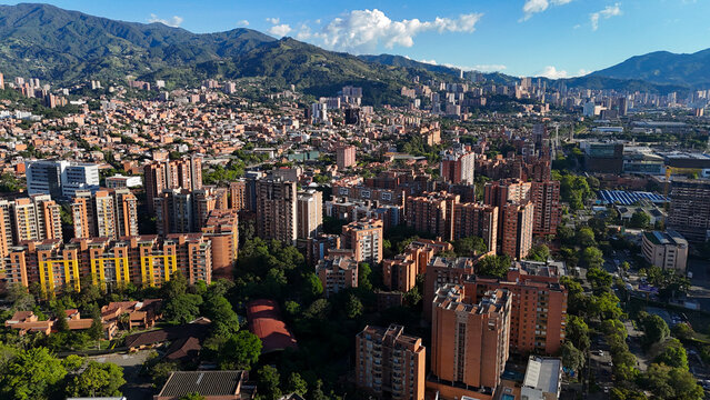 Imagen a&eacute;rea capturada  con drone en un extraordinario d&iacute;a de verano y un azul del cielo inigualable, desde el barrio Jardines en Envigado.