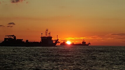 Obraz premium boat at sunset