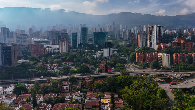 Imagen a&eacute;rea tomada con drone, en ella se observa el &aacute;rea metropolitana del Valle de Aburr&aacute;, donde se encuentran ubicadas Medell&iacute;n, Envigado y otroas ciudades.