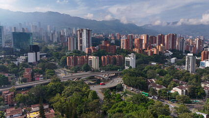 Imagen aérea tomada con drone, en ella se observa el área metropolitana del Valle de Aburrá, donde se encuentran ubicadas Medellín, Envigado y otroas ciudades. © LUISEFEVIDEOS