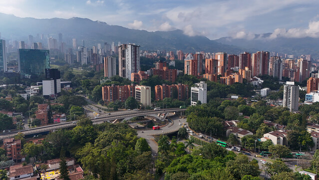 Imagen a&eacute;rea tomada con drone, en ella se observa el &aacute;rea metropolitana del Valle de Aburr&aacute;, donde se encuentran ubicadas Medell&iacute;n, Envigado y otroas ciudades.