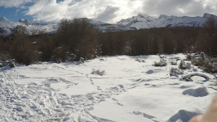Obraz premium Imagen captada en la Patagonia Argentina cerca de Ushuaia, en la que se pueden observar los nevados. Los paisajes son absolutamente increíbles.