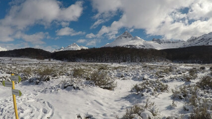Imagen captada en la Patagonia Argentina cerca de Ushuaia, en la que se pueden observar los nevados. Los paisajes son absolutamente increíbles.
