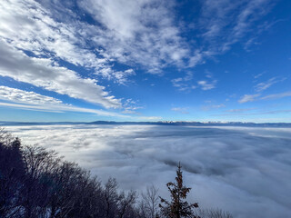 Obraz premium Mountain view on the clouds