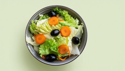 tigela com salada de alface couve palmito tomate cenoura e azeitona preta isolado em fundoe