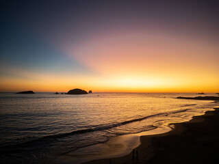 atardecer en la playa de ixtapa