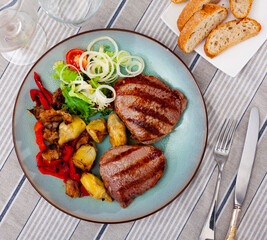 Roast beef with artichokes and bell pepper. Delicious healthy lunch