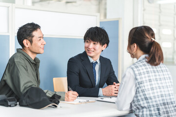 会社でミーティング・会議する男女のスタッフ
