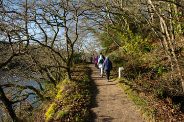 Obraz premium Randonneurs sur la rive du Léguer - Lannion Bretagne