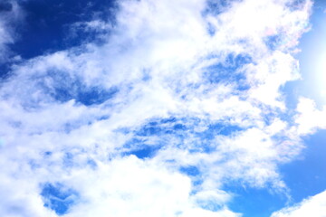 太陽光を受け美しく輝く白い雲