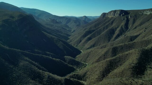 Toma a&eacute;rea de la sierra en Oaxaca, Video 4k de las monta&ntilde;as en la carretera M&eacute;xico a Oaxaca, vista del rio por el escurrimiento de las monta&ntilde;as