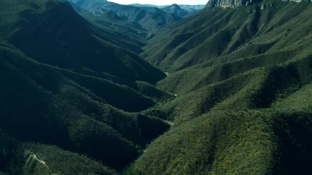 Toma a&eacute;rea de la sierra en Oaxaca, Video 4k de las monta&ntilde;as en la carretera M&eacute;xico a Oaxaca, vista del rio por el escurrimiento de las monta&ntilde;as