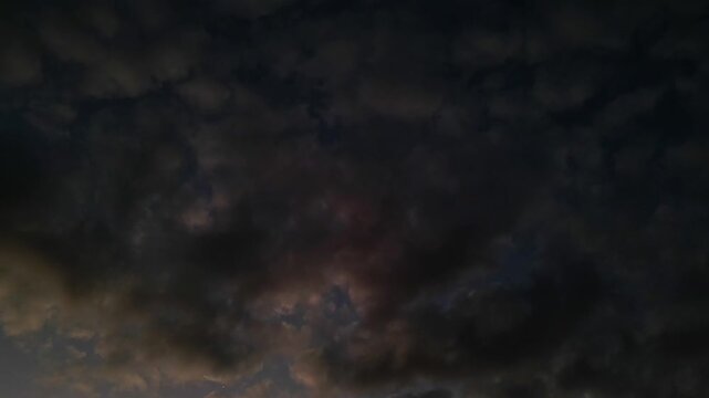 Cielo nublado con luna en el atardecer, noche y luna 