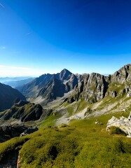 Obraz premium mountain range under a clear blue 