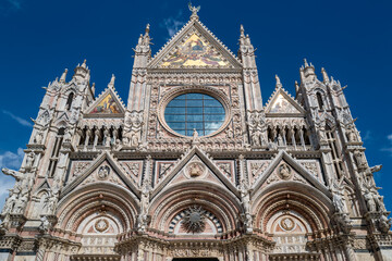 Naklejka premium The Siena Cathedral's breathtaking facade: a masterpiece of Italian Gothic architecture, under the Tuscan sun.