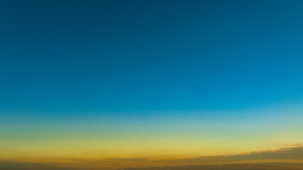 Obraz premium Enjoy a panoramic view of the skyline. The sun rises in the morning sky with colorful clouds. and beautiful cloud patterns In the soft light of the morning 