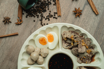 Characteristics: Noodles separated into cups. and soup pot With meat and meatballs