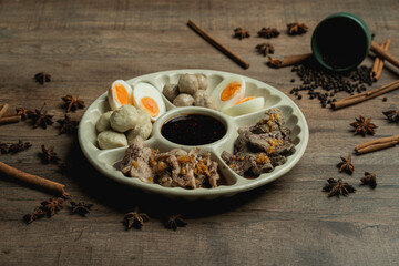 Characteristics: Noodles separated into cups. and soup pot With meat and meatballs