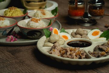 Characteristics: Noodles separated into cups. and soup pot With meat and meatballs