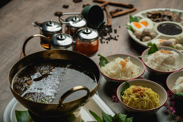 Characteristics: Noodles separated into cups. and soup pot