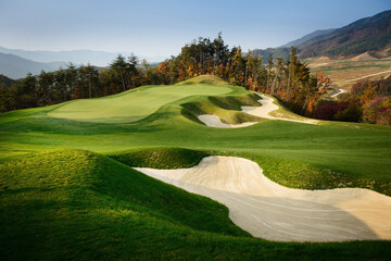 자연의 산과 숲이 어울어진 녹색의 골프장.