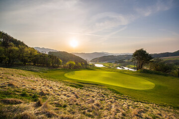 해질녁의 여유로운 골프장 분위기.