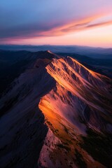 Naklejka premium Majestic Mountain Ridge Sunset Golden Light Hues
