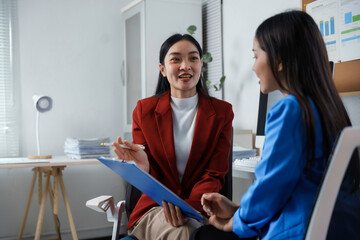 Obraz premium Asian businesswomen discussing and working together in office