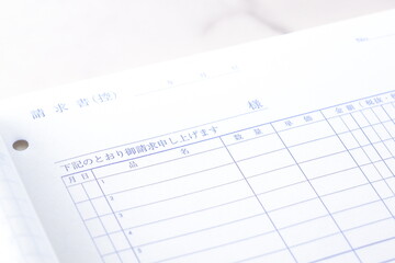 取引先に宛てた請求書を作成しているビジネスシーンのイメージ
