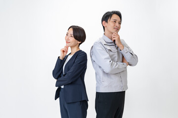 ポジティブに考える作業着を着た男性とスーツを着た女性
