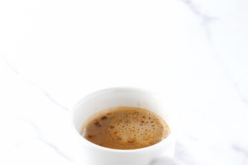 朝のひとときにぴったりのカフェ・ラテは、ミルクをたっぷり入れたコーヒー
