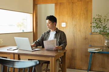 カフェで仕事をする40代男性